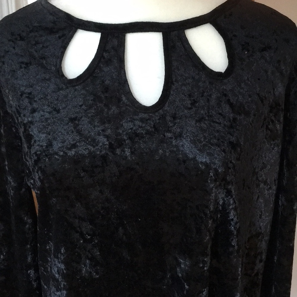NWT: Black Velvet Keyhole Top - Picture 2 of 4